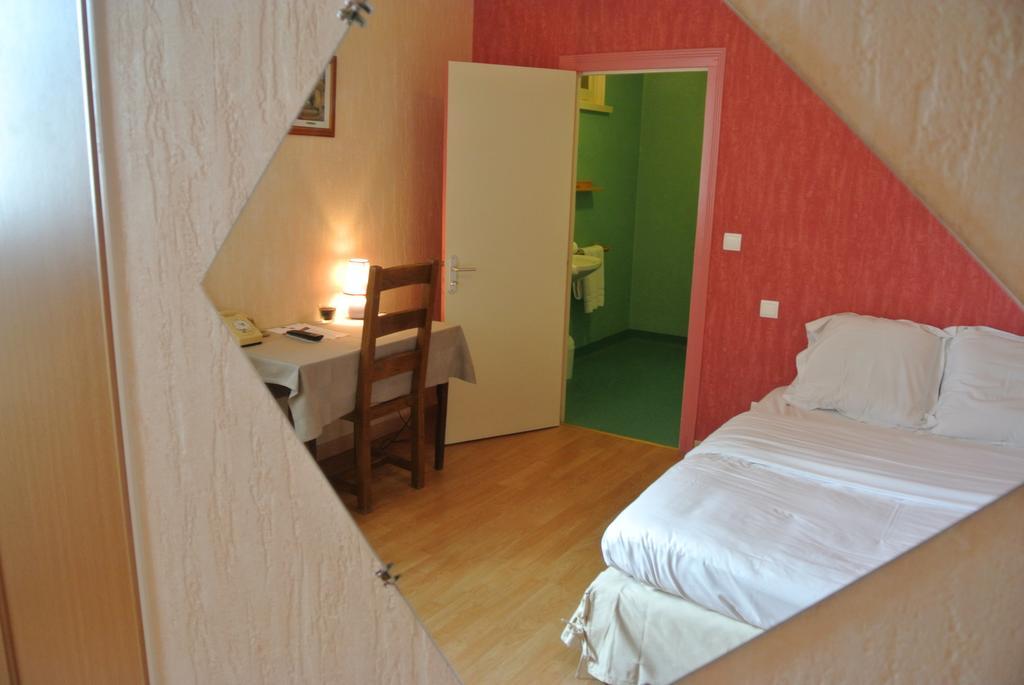 Hotel Le Central Boussac  Rum bild